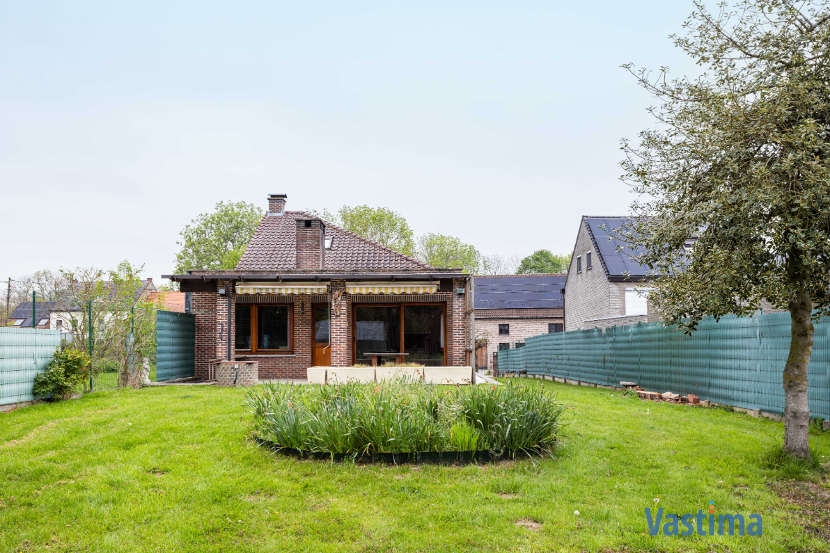 Immo Vastima - Huis Te koop Nieuwerkerken - Ruime halfopen bungalow met grote kelder, 3 slaapkamers en zonnige tuin
